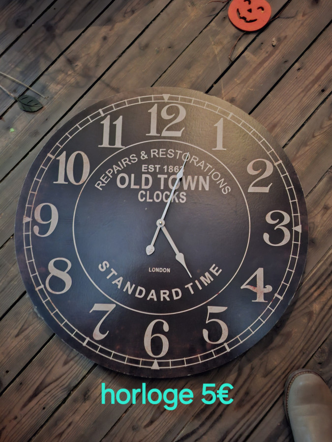 Illustration de Divers objets et vêtements 