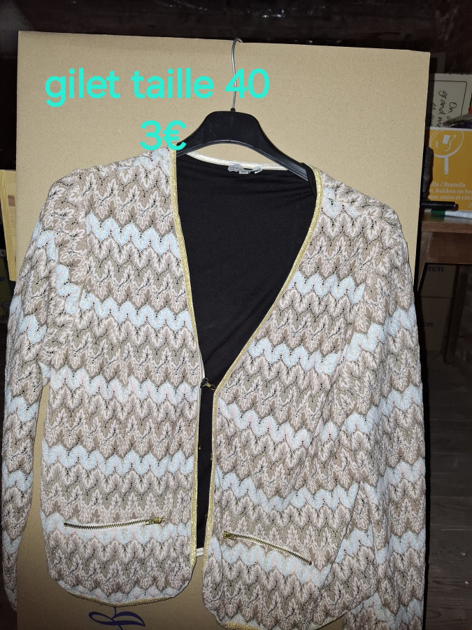 Illustration de Divers objets et vêtements 