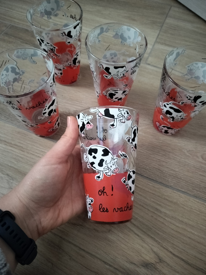 Illustration de 5 verres 
